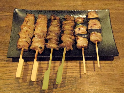 東京都文京区関口１丁目にある焼鳥店「やきとり皆の家」やきとり（鶏せせり、鶏皮、鶏ねぎ間）