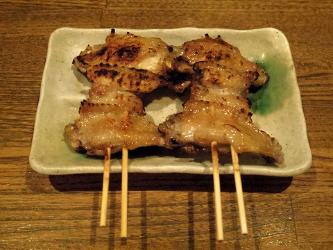 東京都文京区関口１丁目にある焼鳥店「やきとり皆の家」　やきとり（手羽先）