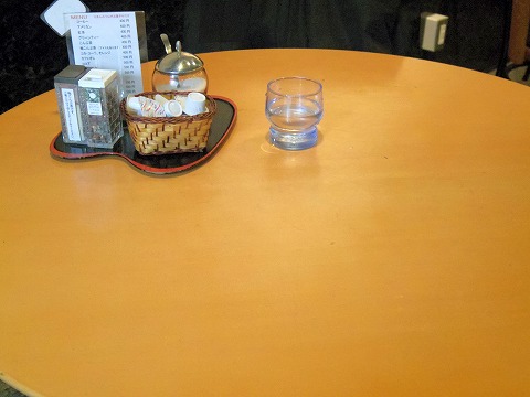 東京都文京区関口１丁目にある喫茶店「玉露園喫茶室」店内