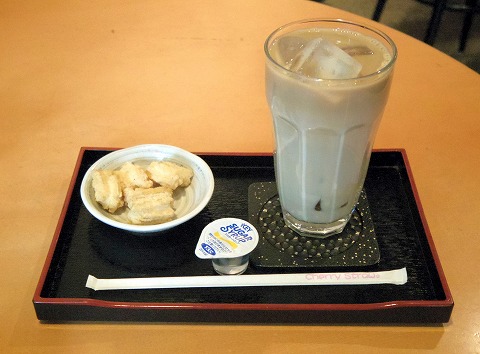 東京都文京区関口１丁目にある喫茶店「玉露園喫茶室」アイスカフェオーレとお菓子