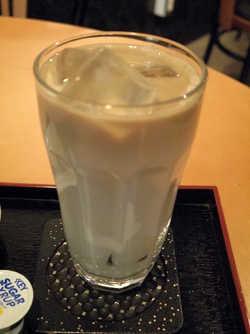 東京都文京区関口１丁目にある喫茶店「玉露園喫茶室」アイスカフェオーレ