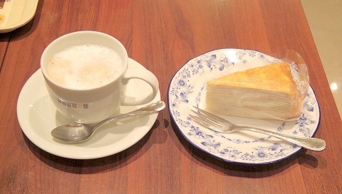 東京都練馬区光が丘２丁目にあるカフェ「DOUTOR　COFFEE SHOP　ドトールコーヒーショップ 光が丘店」ホットカフェオーレとミルクレープ