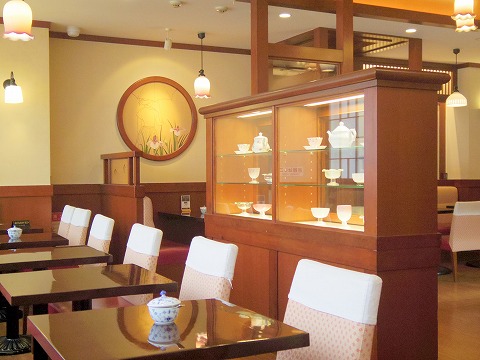 東京都新宿区新宿３丁目にあるカフェ「椿屋カフェ 新宿東口店」店内