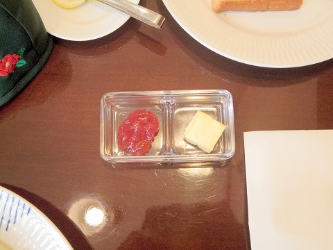 東京都新宿区新宿３丁目にあるカフェ「椿屋カフェ 新宿東口店」椿屋モーニングセットのジャムとバター