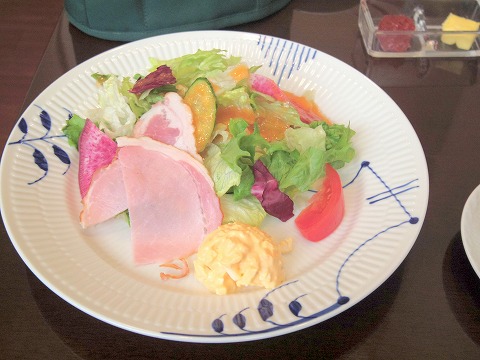 東京都新宿区新宿３丁目にあるカフェ「椿屋カフェ 新宿東口店」椿屋モーニングセットのサラダ