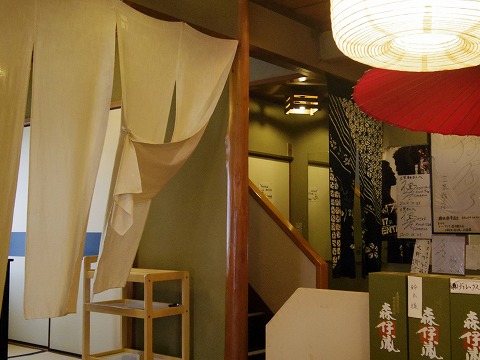 埼玉県北葛飾郡松伏町松伏にある鮨店「三笠鮨」店内