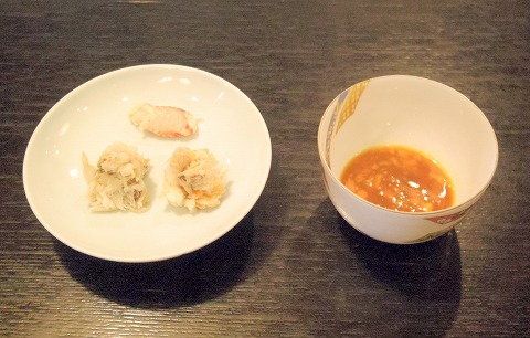 埼玉県北葛飾郡松伏町松伏にある鮨店「三笠鮨」ウニ醤油を漬けて