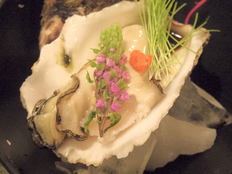 埼玉県北葛飾郡松伏町松伏にある鮨店「三笠鮨」岩牡蠣