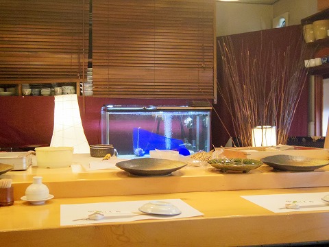 埼玉県北葛飾郡松伏町松伏にある鮨店「三笠鮨」店内