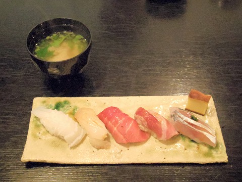 埼玉県北葛飾郡松伏町松伏にある鮨店「三笠鮨」鮨５貫（真イカ、マコガレイ、マグロ大トロ２貫（産地忘れましたがそれぞれ別の産地）、アジ