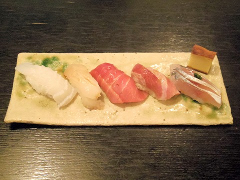 埼玉県北葛飾郡松伏町松伏にある鮨店「三笠鮨」鮨５貫（真イカ、マコガレイ、マグロ大トロ２貫（産地忘れましたがそれぞれ別の産地）、アジ