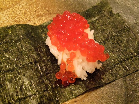 埼玉県北葛飾郡松伏町松伏にある鮨店「三笠鮨」いくら巻き