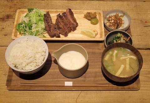 神奈川県川崎市川崎区砂子２丁目にある山芋専門店「山芋の多い料理店 川崎」手仕込み牛タンと麦とろごはん定食