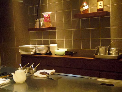 神奈川県川崎市川崎区砂子２丁目にある鉄板焼きの「Grill-Pan Zen 　グリルパンゼン」店内