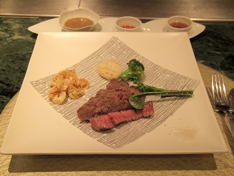 神奈川県川崎市川崎区砂子２丁目にある鉄板焼きの「Grill-Pan Zen 　グリルパンゼン」季節の野菜と黒毛和牛もも肉ステーキ