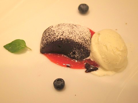 神奈川県川崎市川崎区砂子２丁目にある鉄板焼きの「Grill-Pan Zen 　グリルパンゼン」本日のデザート（チョコレートケーキ