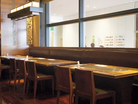 神奈川県川崎市幸区堀川町ラゾーナ4階にある鉄板焼きのお店「鉄板焼S」店内