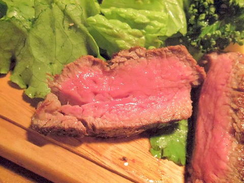 東京都練馬区豊玉北5丁目にある熟成肉のお店「練馬熟成肉団 肉賊カウぼーず」熟成知床牛ヒレ肉295g焼いた後 東京都練馬区豊玉北5丁目にある熟成肉のお店「練馬熟成肉団 肉賊カウぼーず」熟成知床牛ヒレ肉295g焼いた後