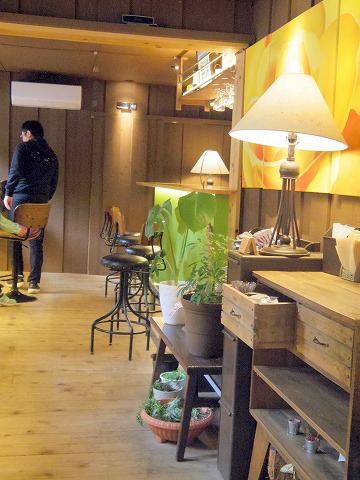 長野県上田市別所温泉にあるカフェ「Katsuraso Cafe ハレterrace　カツラソウ カフェ ハレテラス」店内