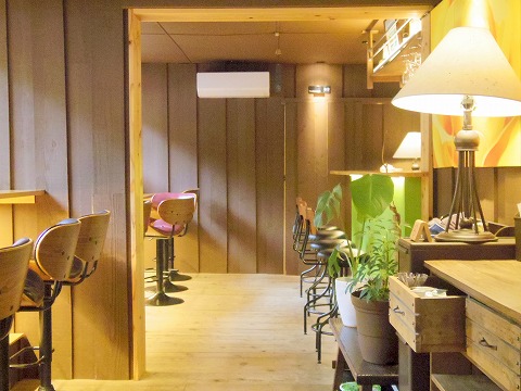 長野県上田市別所温泉にあるカフェ「Katsuraso Cafe ハレterrace　カツラソウ カフェ ハレテラス」店内