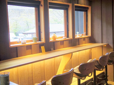 長野県上田市別所温泉にあるカフェ「Katsuraso Cafe ハレterrace　カツラソウ カフェ ハレテラス」店内