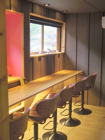 長野県上田市別所温泉にあるカフェ「Katsuraso Cafe ハレterrace　カツラソウ カフェ ハレテラス」店内