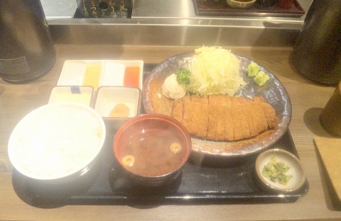東京都新宿区西新宿７丁目にある牛カツ専門店「牛かつもと村 西新宿店」牛かつ麦飯とろろセット