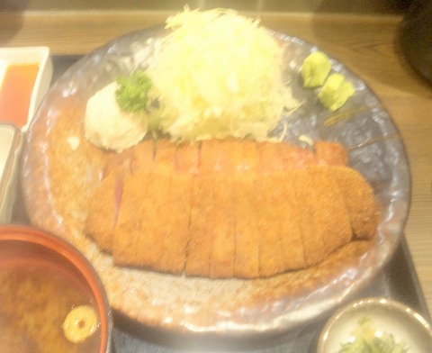 東京都新宿区西新宿７丁目にある牛カツ専門店「牛かつもと村 西新宿店」牛かつ麦飯とろろセット