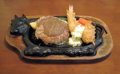 茨城県古河市緑町にあるハンバーグ、洋食の「レストラン ハンブルグ」ミックスランチ