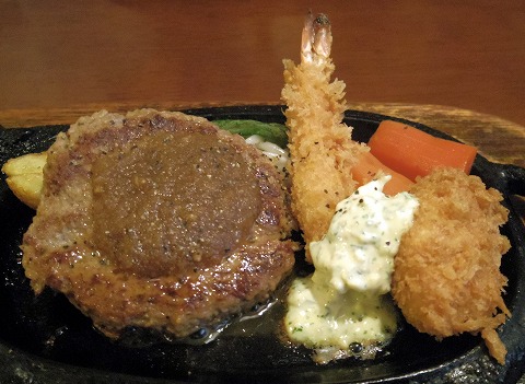 茨城県古河市緑町にあるハンバーグ、洋食の「レストラン ハンブルグ」ミックスランチ
