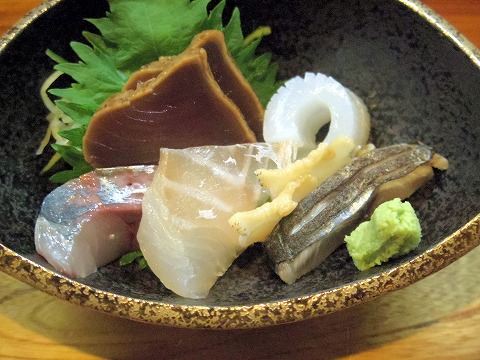 埼玉県越谷市谷中町1丁目にある和食、居酒屋の「米やじゅんの助二合」刺身(勝浦カツヲ、すずき昆布〆、さわら叩き、あおり烏賊、沖ツブ貝) 埼玉県越谷市谷中町1丁目にある和食、居酒屋の「米やじゅんの助二合」刺身(勝浦カツヲ、すずき昆布〆、さわら叩き、あおり烏賊、沖ツブ貝)