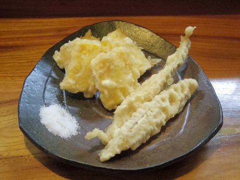 埼玉県越谷市谷中町1丁目にある和食、居酒屋の「米やじゅんの助二合」揚物(とうもろこし(ゴールドラッシュ)と新ごぼう、昆布塩で) 埼玉県越谷市谷中町1丁目にある和食、居酒屋の「米やじゅんの助二合」揚物(とうもろこし(ゴールドラッシュ)と新ごぼう、昆布塩で)