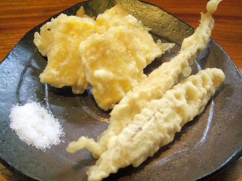 埼玉県越谷市谷中町1丁目にある和食、居酒屋の「米やじゅんの助二合」揚物(とうもろこし(ゴールドラッシュ)と新ごぼう、昆布塩で) 埼玉県越谷市谷中町1丁目にある和食、居酒屋の「米やじゅんの助二合」揚物(とうもろこし(ゴールドラッシュ)と新ごぼう、昆布塩で)