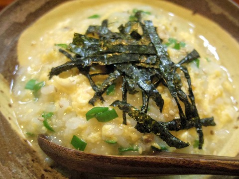 埼玉県越谷市谷中町1丁目にある和食、居酒屋の「米やじゅんの助二合」食事(スッポンだしを使った雑炊とキュウリのぬか漬け) 埼玉県越谷市谷中町1丁目にある和食、居酒屋の「米やじゅんの助二合」食事(スッポンだしを使った雑炊とキュウリのぬか漬け)