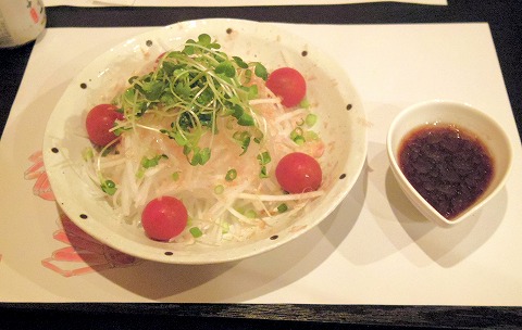 東京都西東京市東町２丁目にある居酒屋「和厨房ふじき」大根サラダ
