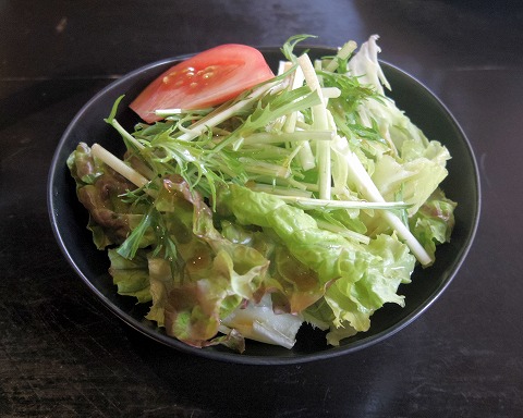 埼玉県入間市東町５丁目にある中華料理店「パオの食卓」キクラゲと玉子のふっくら炒め、ひすい餃子のセット