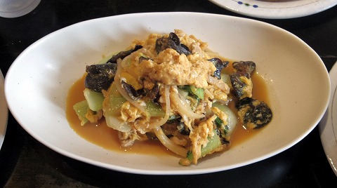 埼玉県入間市東町５丁目にある中華料理店「パオの食卓」キクラゲと玉子のふっくら炒め、ひすい餃子のセット