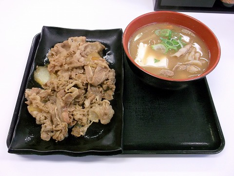 東京都練馬区練馬１丁目にある牛丼店「吉野家　練馬店」牛皿特盛りと豚汁
