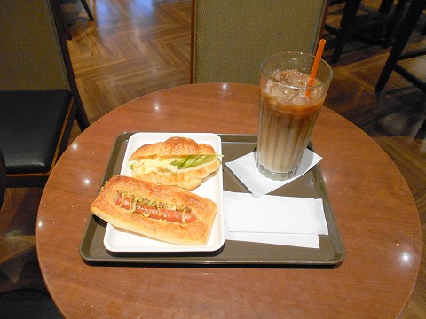 東京都練馬区光が丘5丁目にあるカフェ「Saint Marc Cafe サンマルクカフェ 光が丘IMA店」 東京都練馬区光が丘5丁目にあるカフェ「サンマルクカフェ 光が丘IMA店」アイスカフェラテLサイズ、クロワッサンサンド(タマゴサラダ)あらびきウインナー
