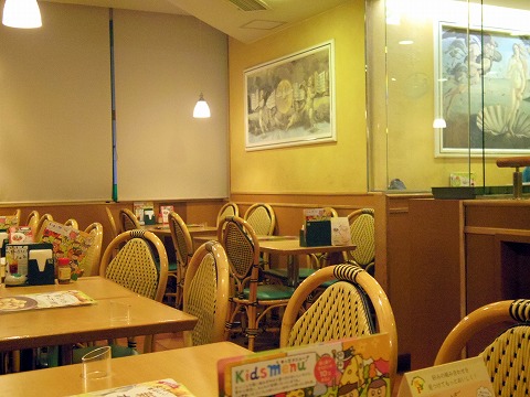 東京都練馬区光が丘５丁目にあるファミリーレストラン「サイゼリア　光が丘」店内