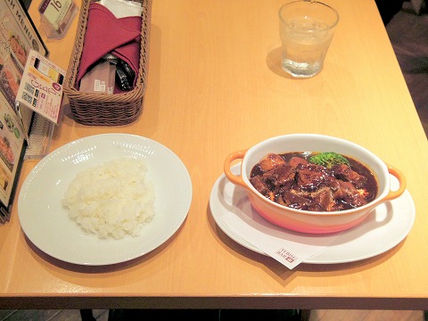 神奈川県川崎市川崎区駅前本町にあるビアホール・ビアレストラン、洋食の 「YEBISUBAR ヱビスバー　川崎アゼリア店」ビーフシチューランチ
