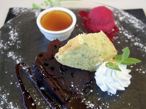 埼玉県埼玉県春日部市中央２丁目にあるイタリア料理のお店「イタリア食堂 テラ マーテル」　自家製ケーキとジェラートの盛り合わせ