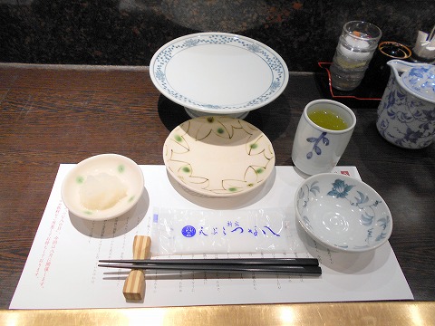 東京都新宿区西新宿１丁目にある天ぷら専門店「天ぷら新宿つな八 西口店」江戸前膳
