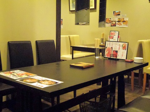 神奈川県川崎市川崎区駅前本町にある焼肉店「炭火ホルモン みつやま 川崎モアーズ店」店内 神奈川県川崎市川崎区駅前本町にある焼肉店「炭火ホルモン みつやま 川崎モアーズ店」店内