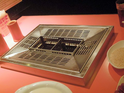 神奈川県川崎市川崎区駅前本町にある串揚げ食べ放題の「神楽食堂 串家物語 川崎モアーズ店」テーブル