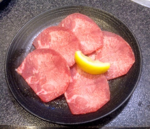 東京都練馬区春日町６丁目にある焼肉・ホルモンの「楽一」上タン塩