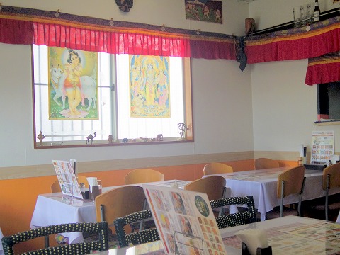 東京都日野市南平２丁目にあるネパール料理、インド料理、インドカレーのお店「インド･ネパールカレー レストラン ランザナ」店内