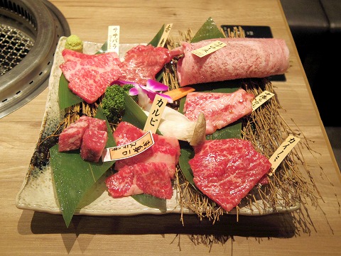 東京都足立区千住３丁目にある焼肉店「焼肉本舗ぴゅあ 北千住マルイ店」極盛（黒毛和牛食べつくし七種盛り）
