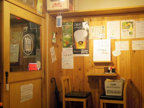 東京都板橋区成増２丁目にあるもつ料理、居酒屋の「串酒場タマリバ　TAMARIBA」店内