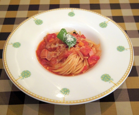 埼玉県春日部市中央１丁目にあるイタリアンのお店「すずkitchen」フレッシュトマトと玉葱のアマトリチャーナ